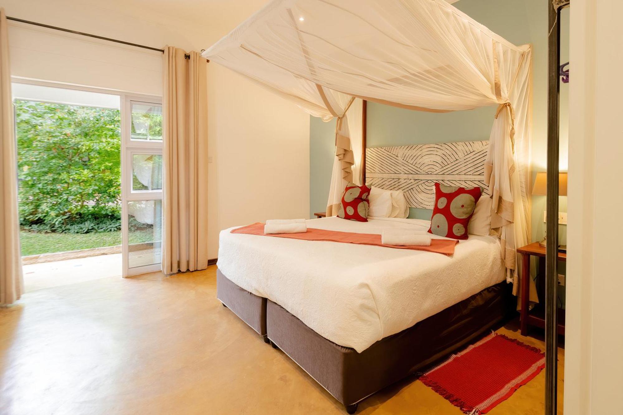 Phezulu Guest Lodge Victoria Falls Exterior photo