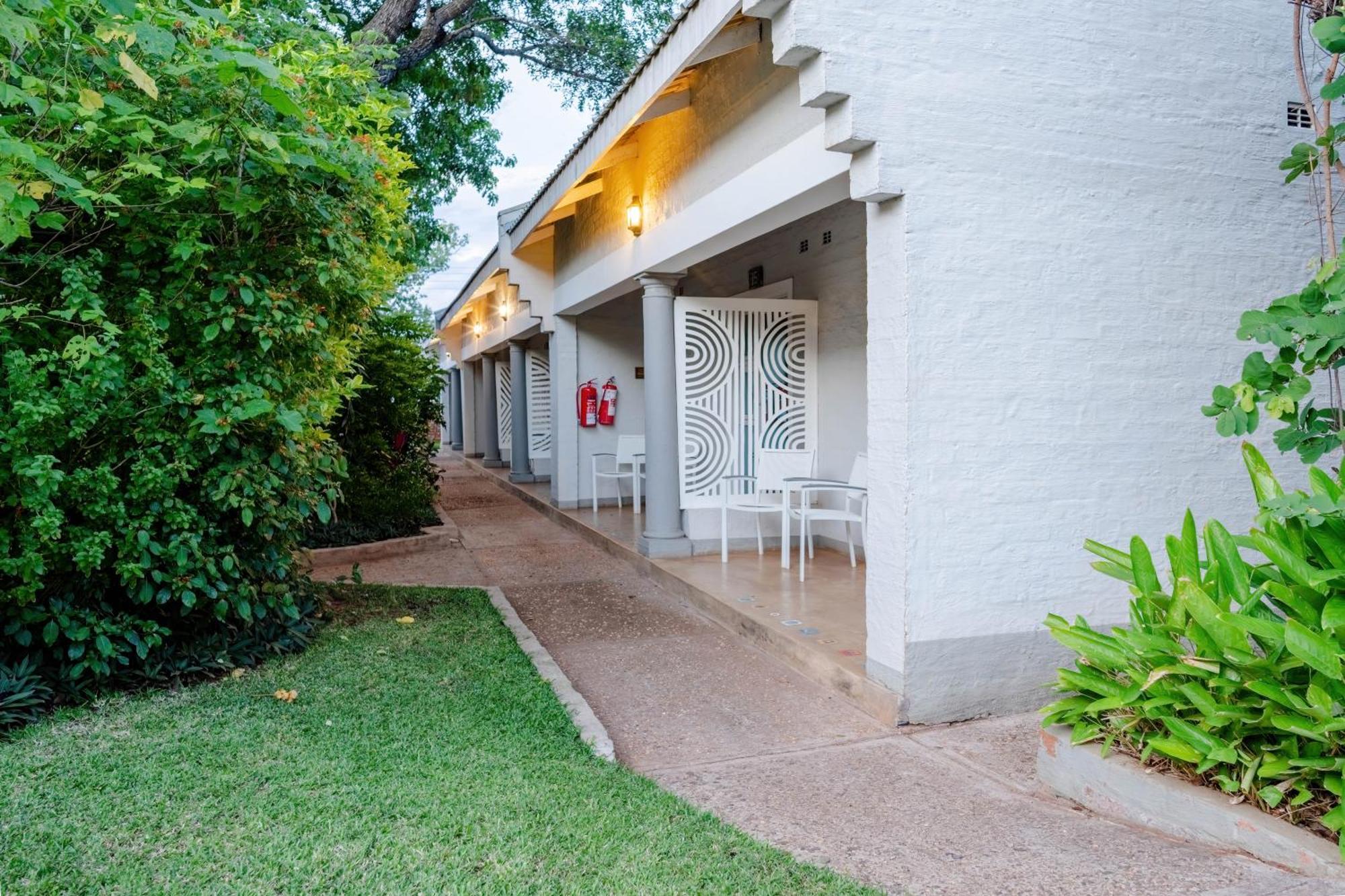 Phezulu Guest Lodge Victoria Falls Exterior photo