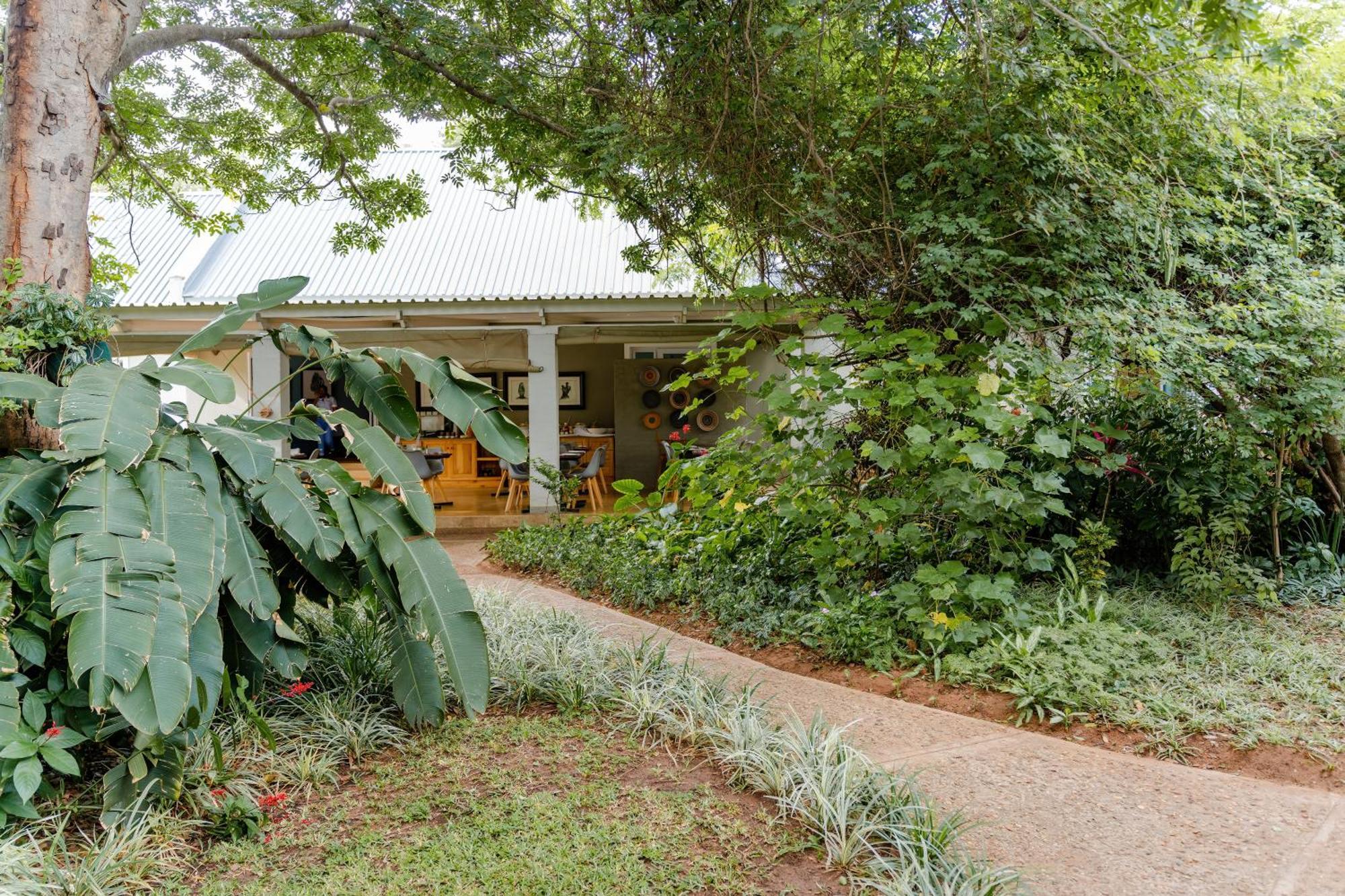 Phezulu Guest Lodge Victoria Falls Exterior photo